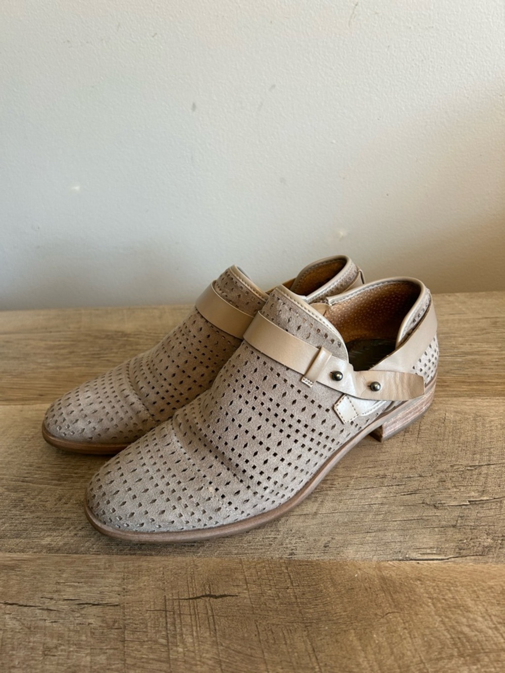 Franco Sarto Sz 7 Rogue Beige Perforated Suede Buckle Shooties Zipper Adjustable